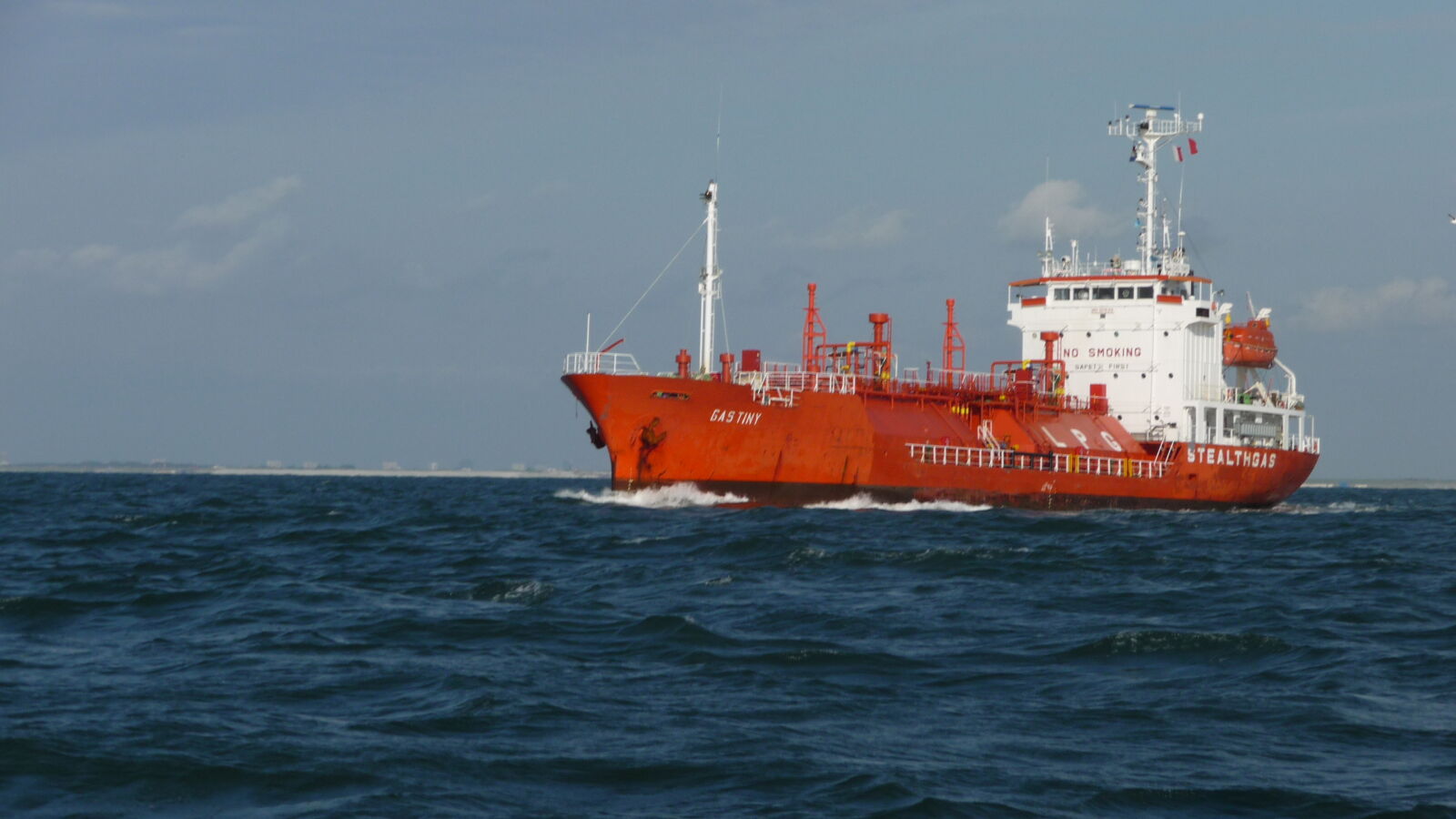 Ein Tanker verlässt Rotterdam