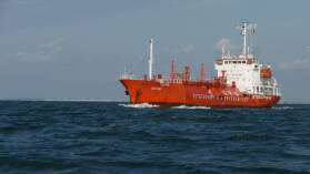 Ein Tanker verlässt Rotterdam