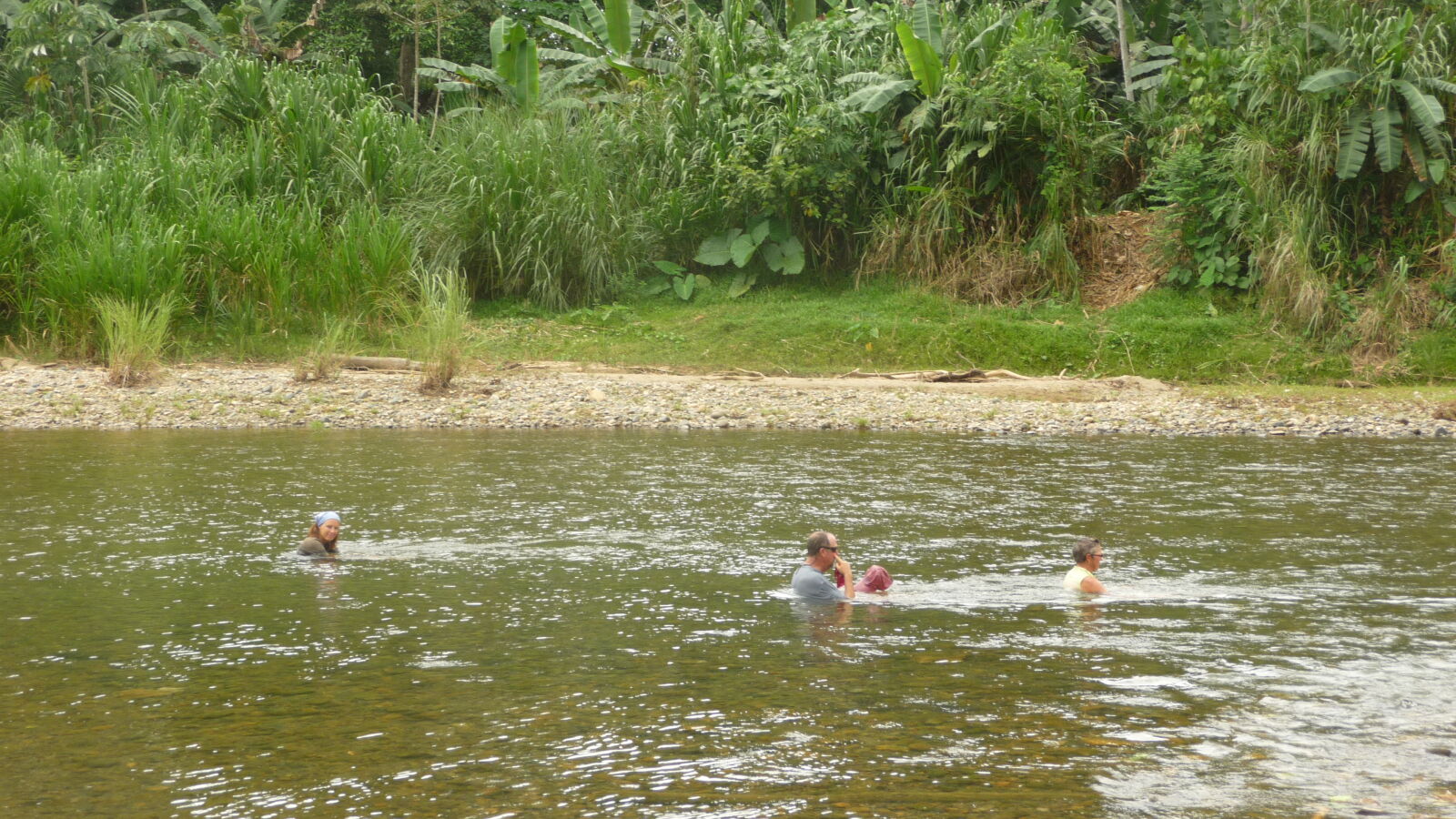 Abkühlung im Fluss Mandinga.