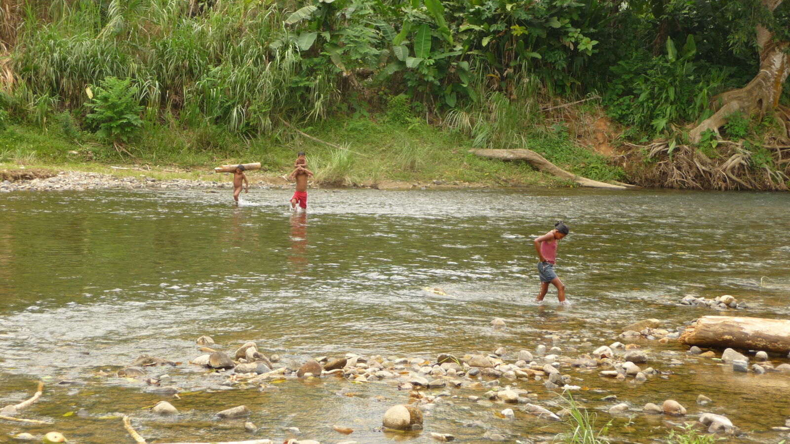 Abkühlung im Fluss Mandinga.