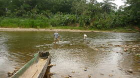 Abkühlung im Fluss Mandinga.