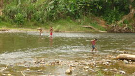 Abkühlung im Fluss Mandinga.