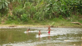 Abkühlung im Fluss Mandinga.