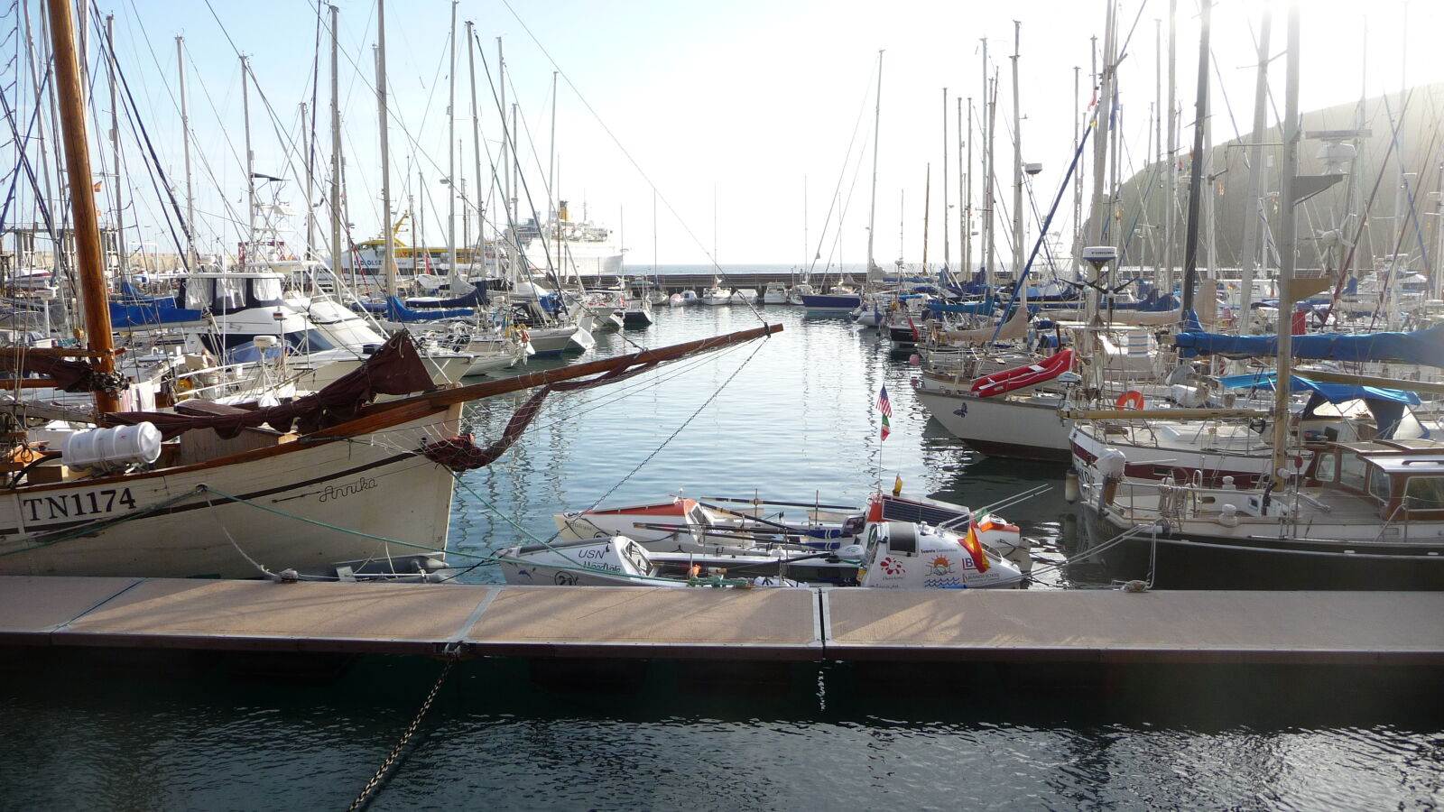 Ruderer im Hafen von San Sebastián, La Gomera.