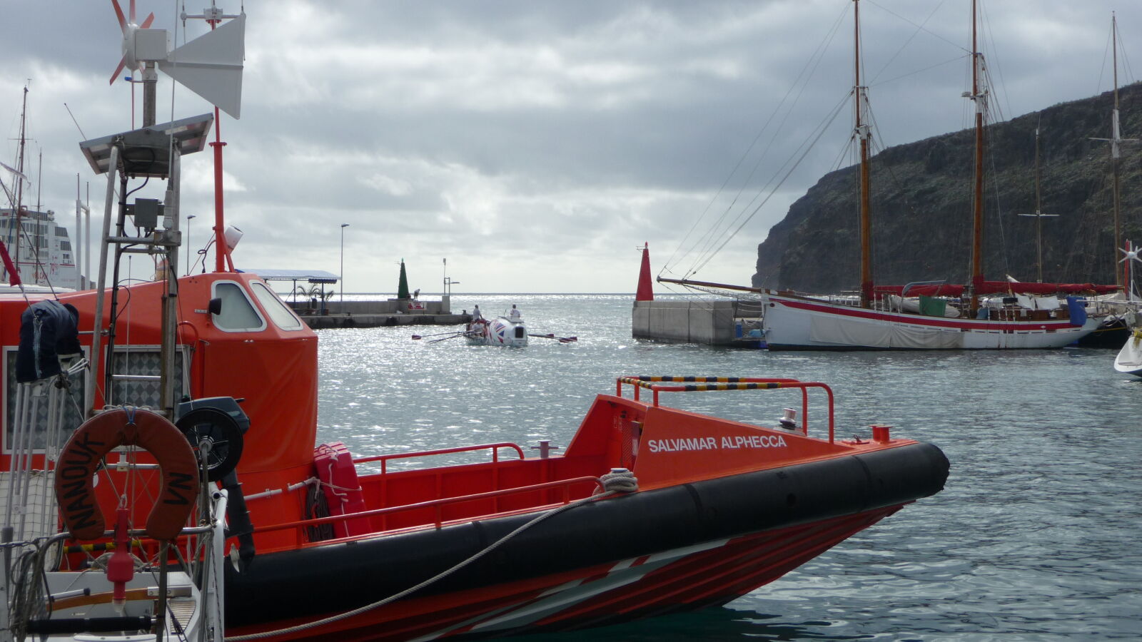 Ruderer im Hafen von San Sebastián, La Gomera.