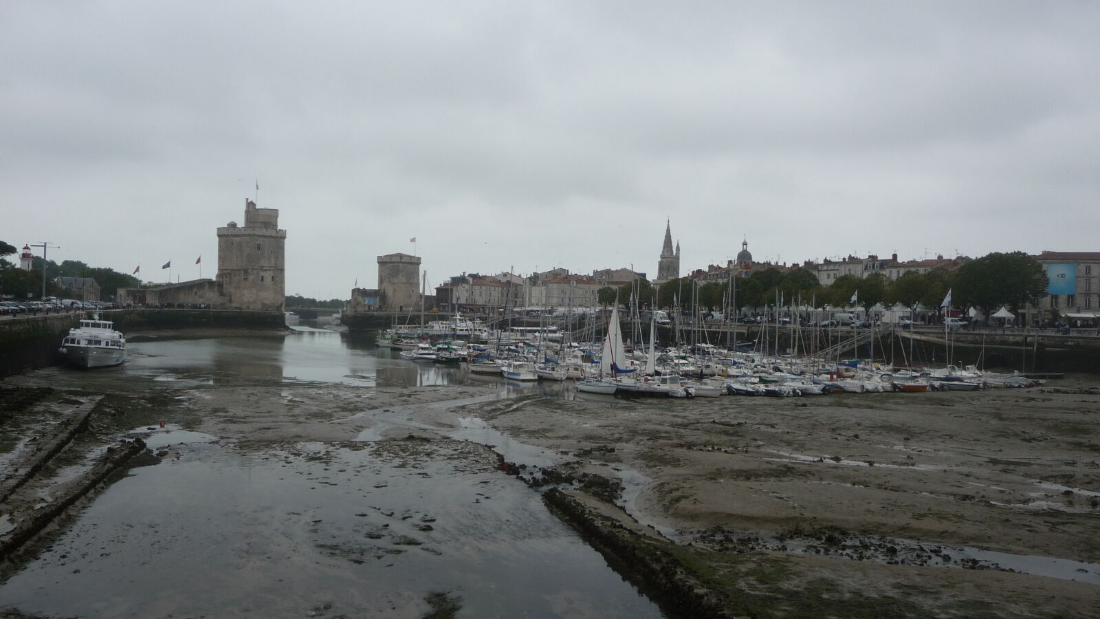 Stadthafen von La Rochelle bei Niedrigwasser