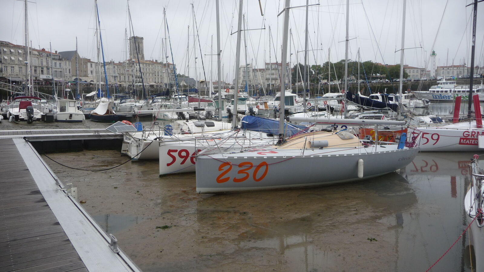 Stadthafen von La Rochelle bei Niedrigwasser