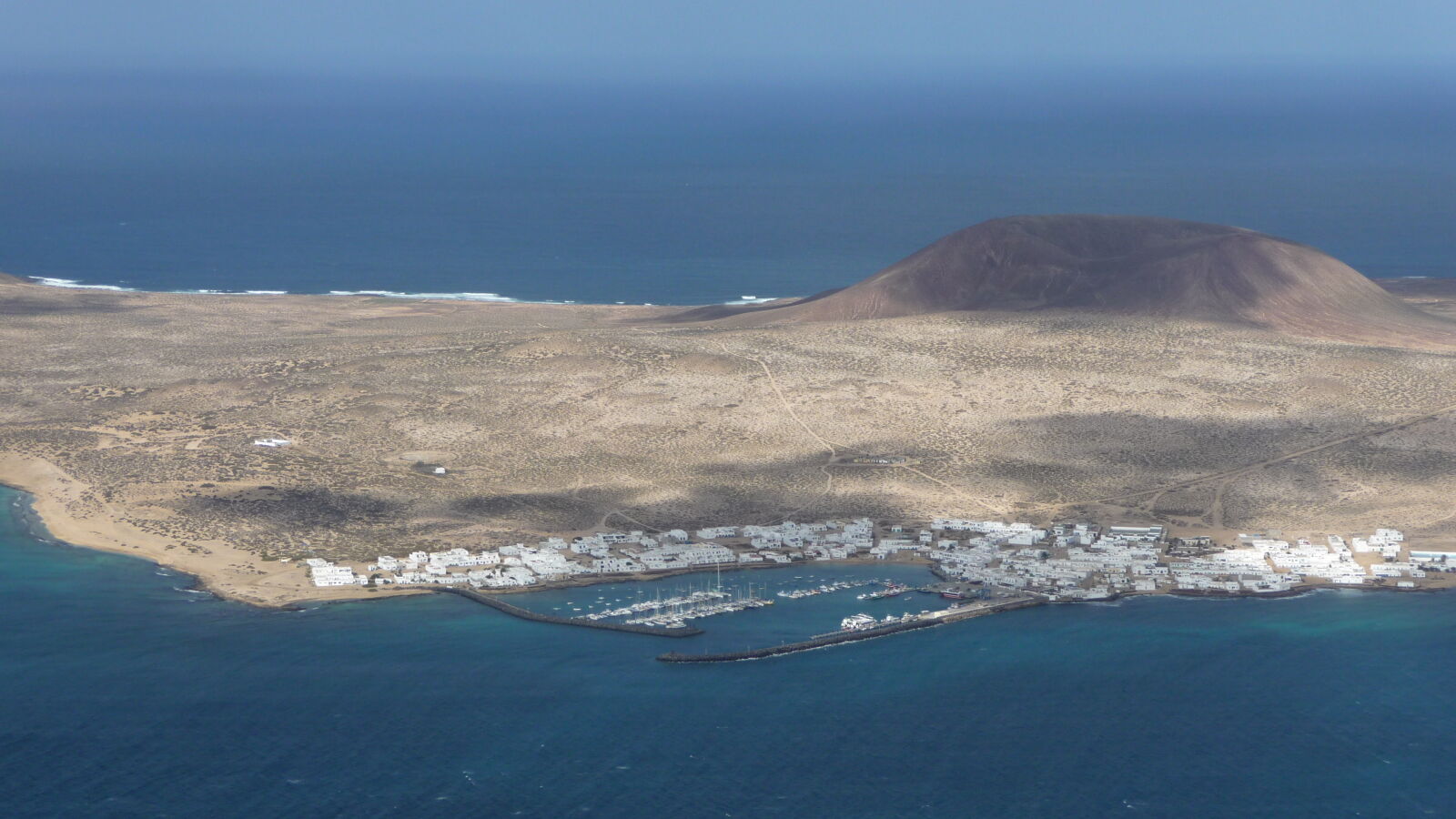 Blick auf den Hafen von Graciosa vom Mirador del Rio.