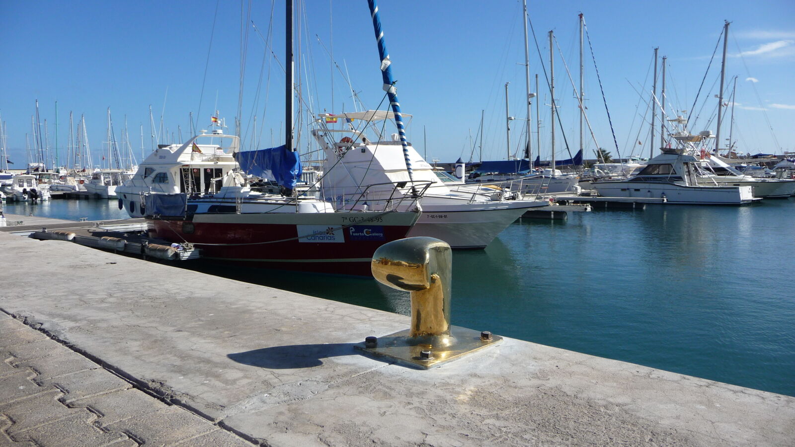 Marina Puerto Calero, mit polierten Messingpollern.