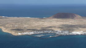 Blick auf den Hafen von Graciosa vom Mirador del Rio.