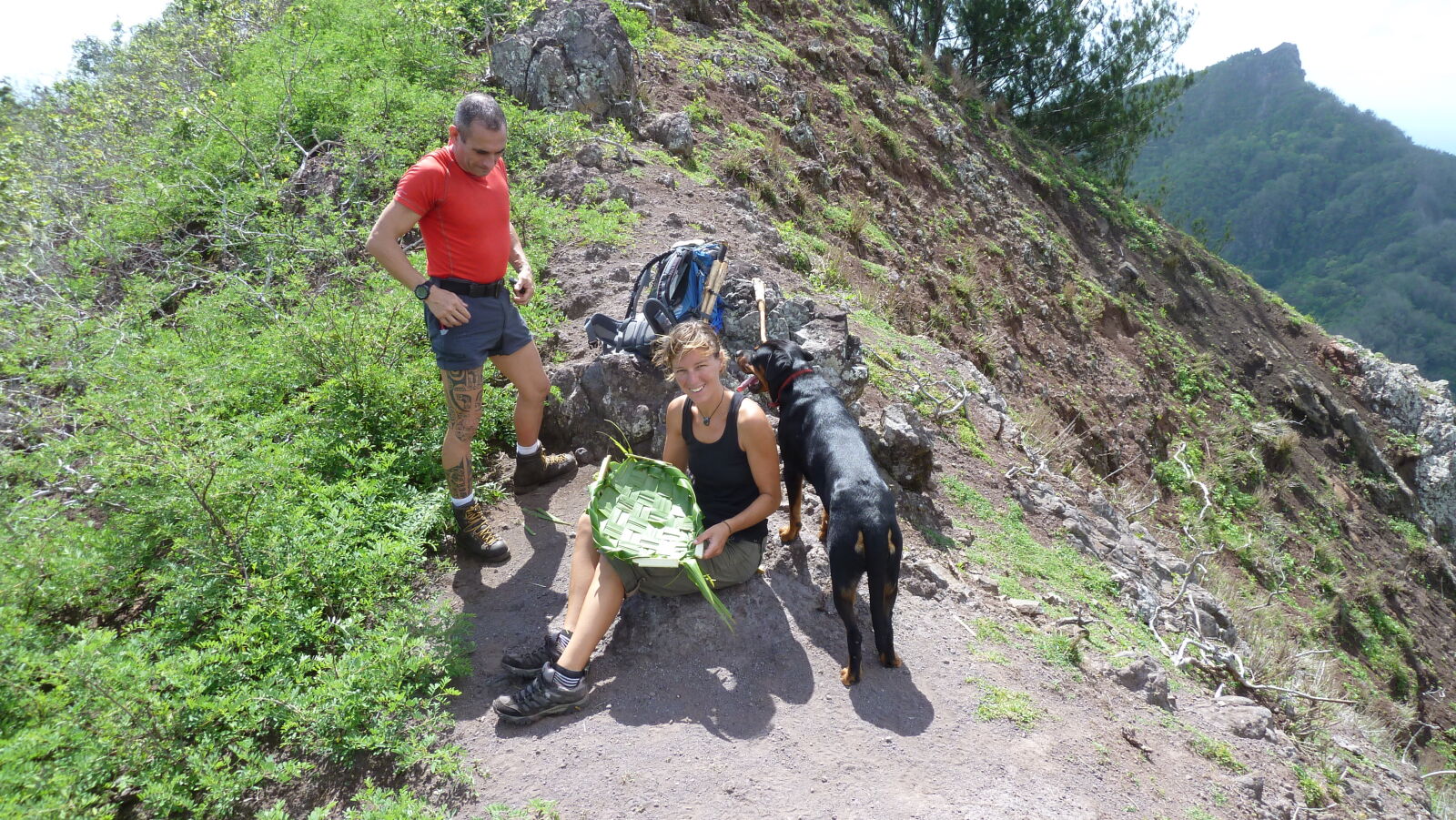 Handwerksunterricht auf der Wanderung von Hakahau nach Hakahetau, Ua Pou.