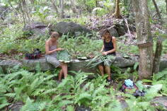 Handwerksunterricht auf der Wanderung von Hakaui zum Vaipo Wasserfall, Nuku Hiva.