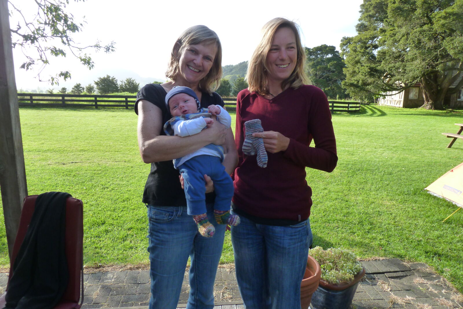 Sonja mit Strickcoach Hannah, ihrer ersten selbstgestrickten Socke und Henry.