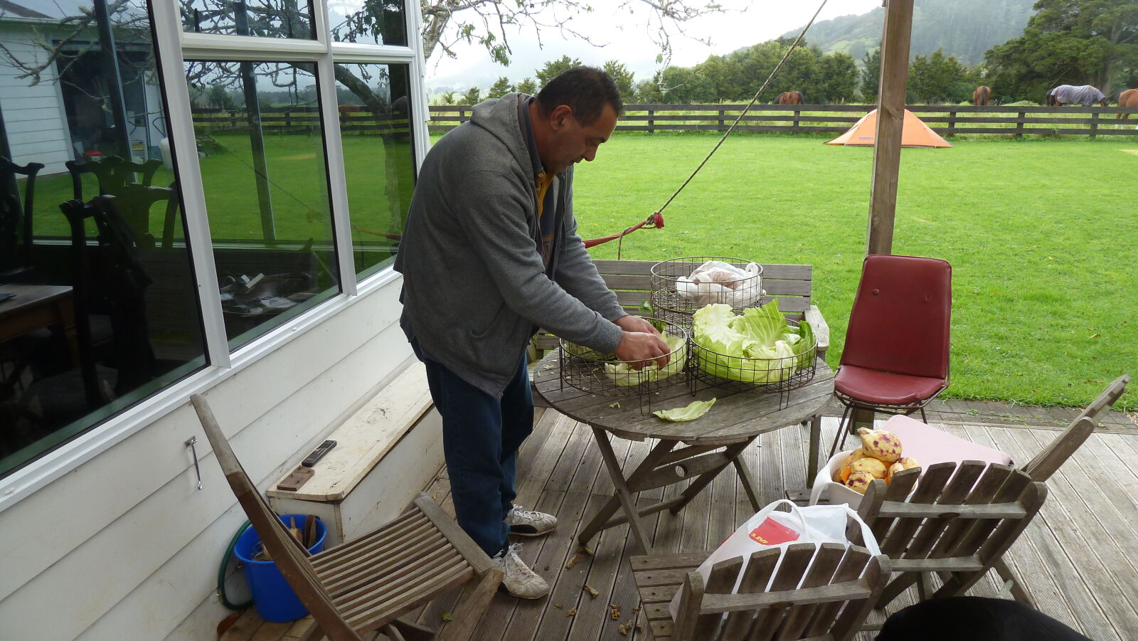 Davids Geburtstag, Pat bereitet Hangi vor, auf Piano Hill.