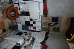 Hundertwasser-Toiletten von Kawa Kawa.