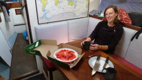 Sonjas Geburtstag, mit Erdbeertorte, auf dem Boot in Dockland 5, Whangarei.