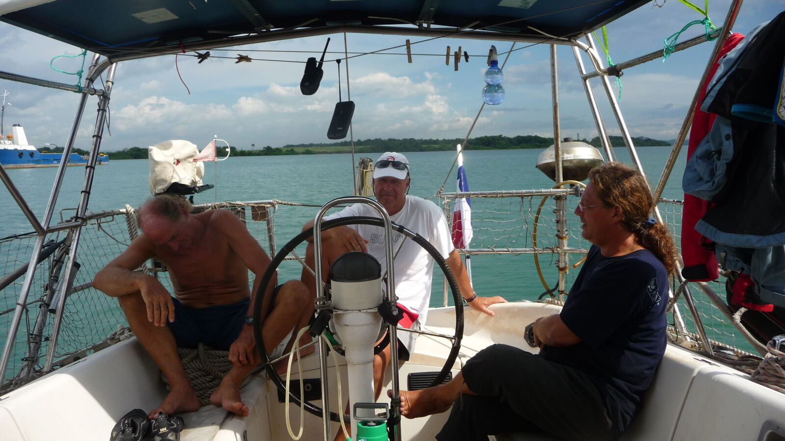 Am Ankerplatz F, "Flats" genannt, auf den Pilot wartend. v.l.n.r.: Rene (F), Freddie (CH), Giom (F) (Skipper)