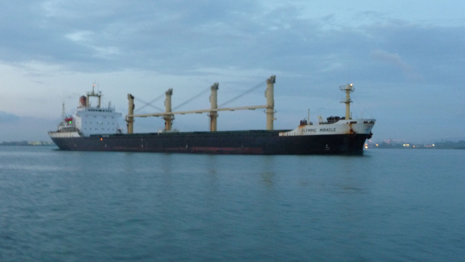 Gemeinsam mit diesem Schiff gehen wir durch die Schleusen.