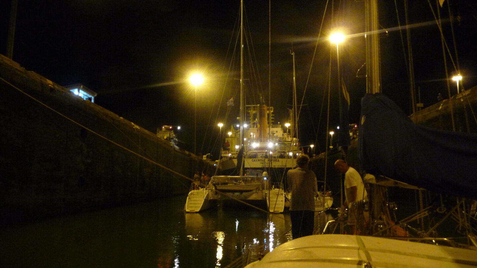 Dicht gepackt in den Gatun Locks.