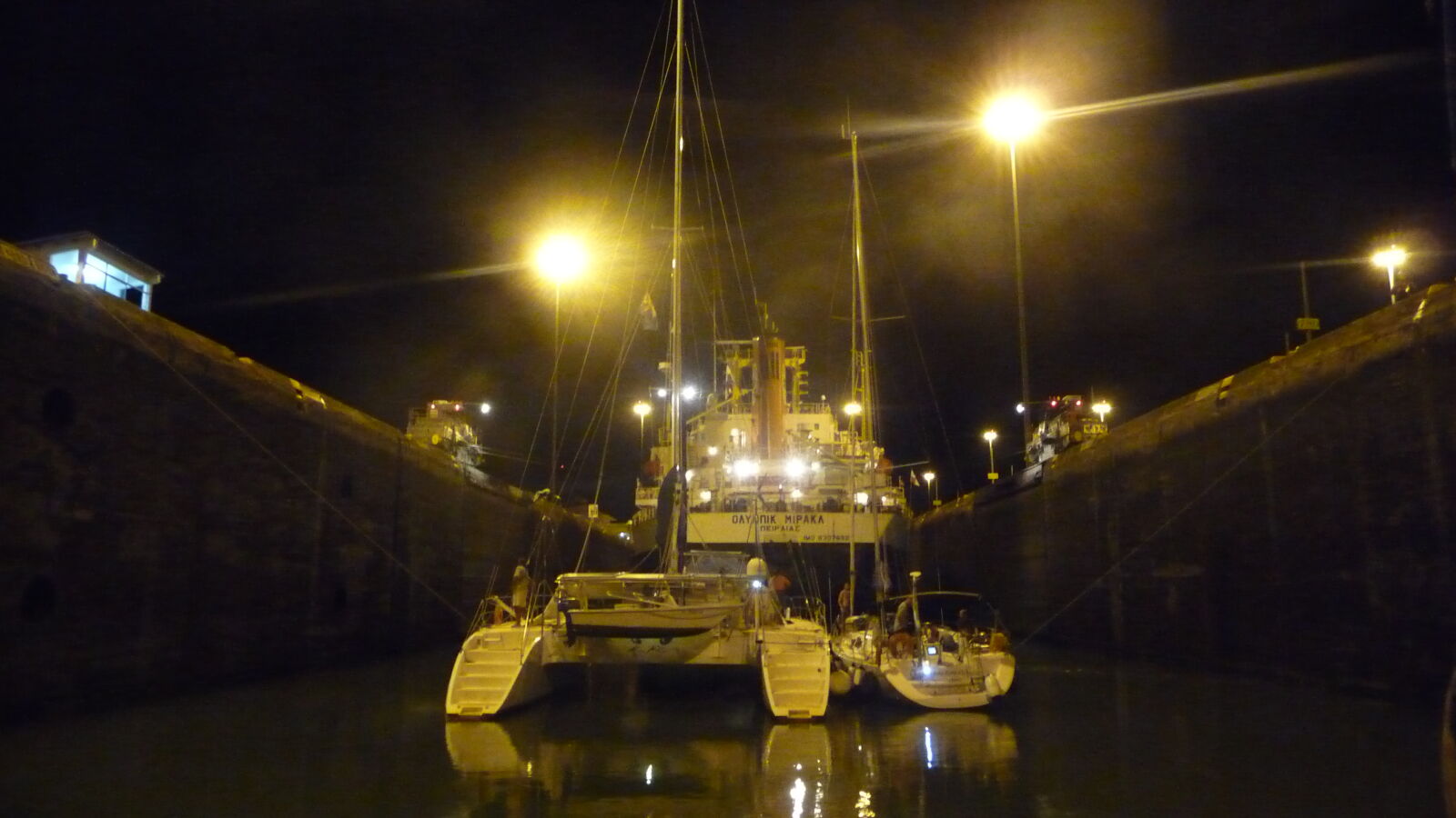 Dicht gepackt in den Gatun Locks.