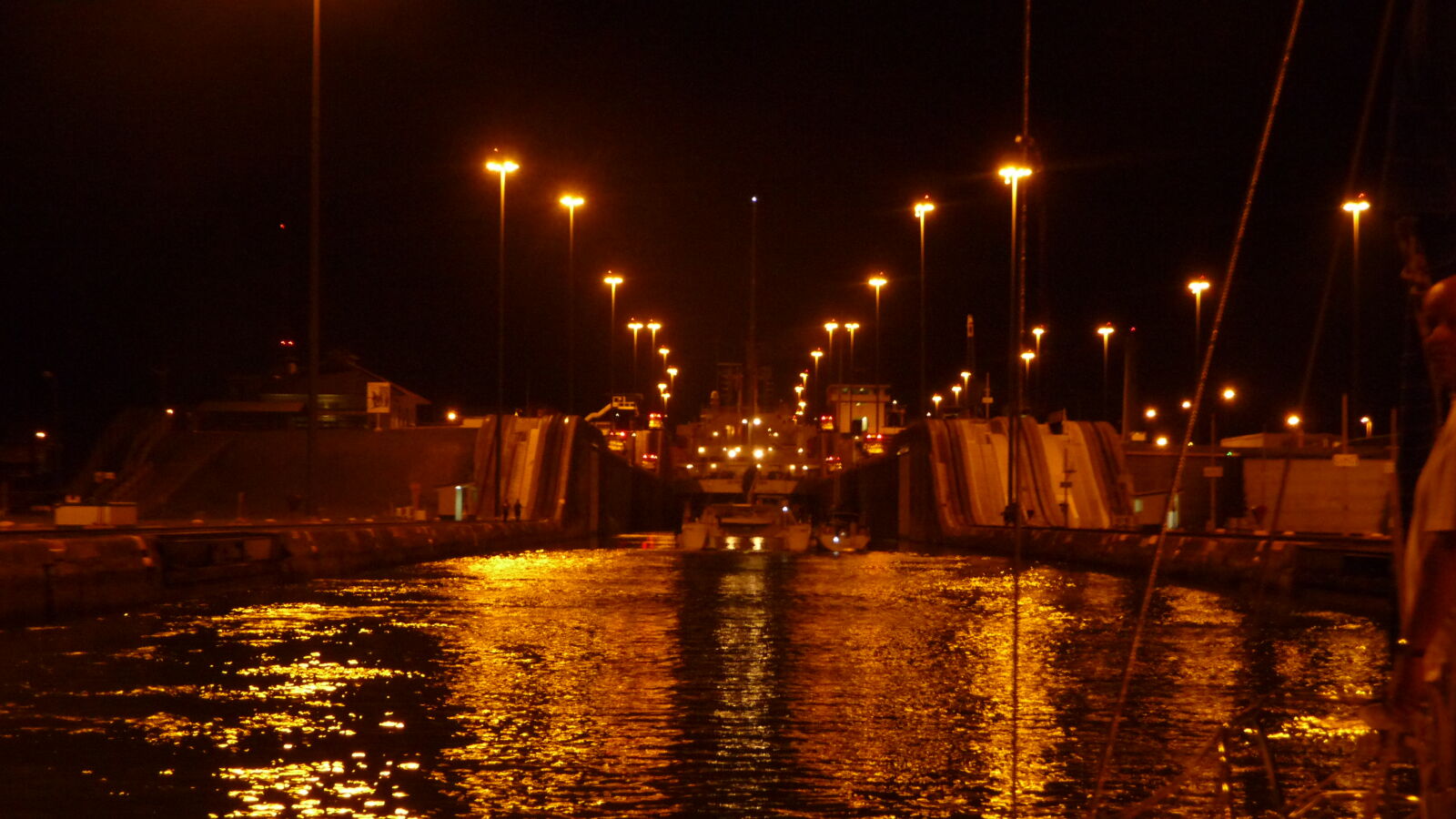 Weiter geht es in die nächste der drei Schleusen der Gatun Locks.