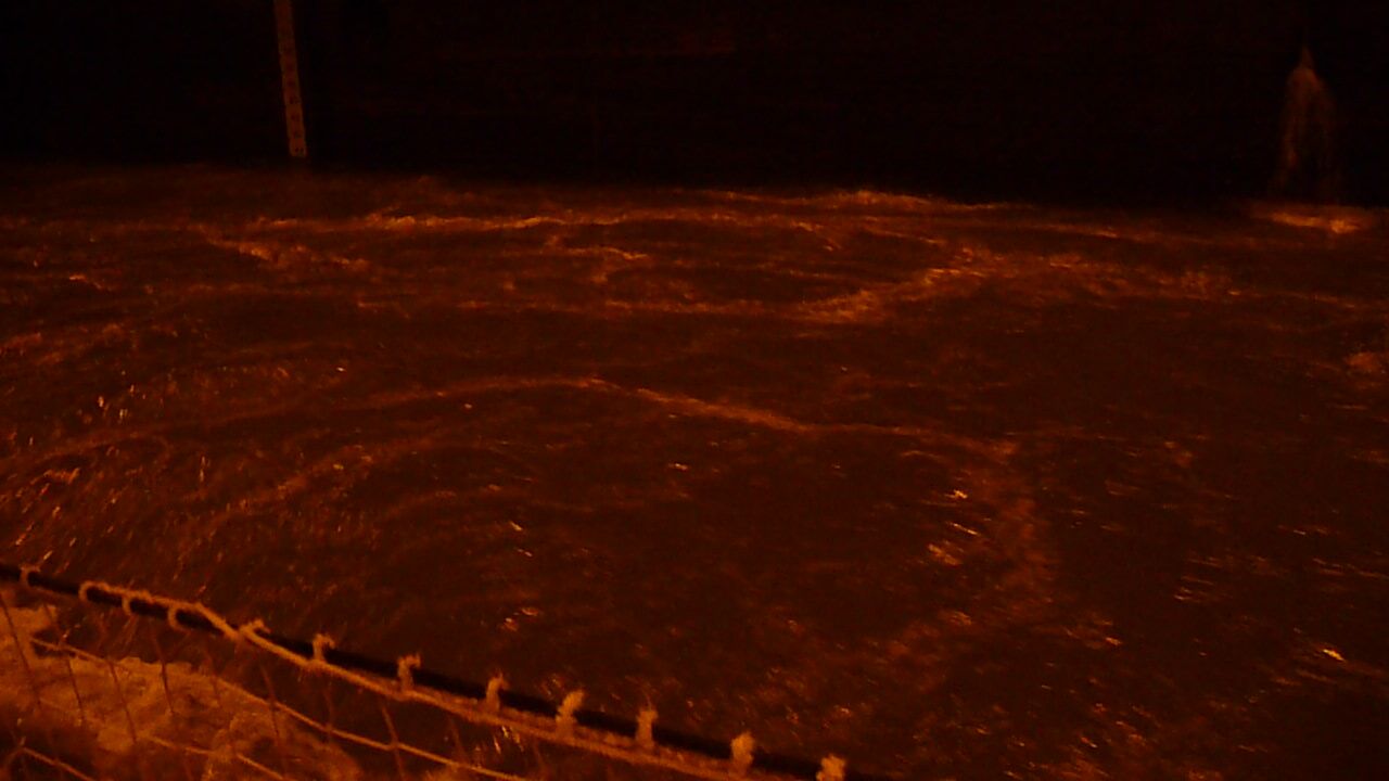 Wenn das Wasser in die Schleuse strömt gibt es heftige Turbulenzen.