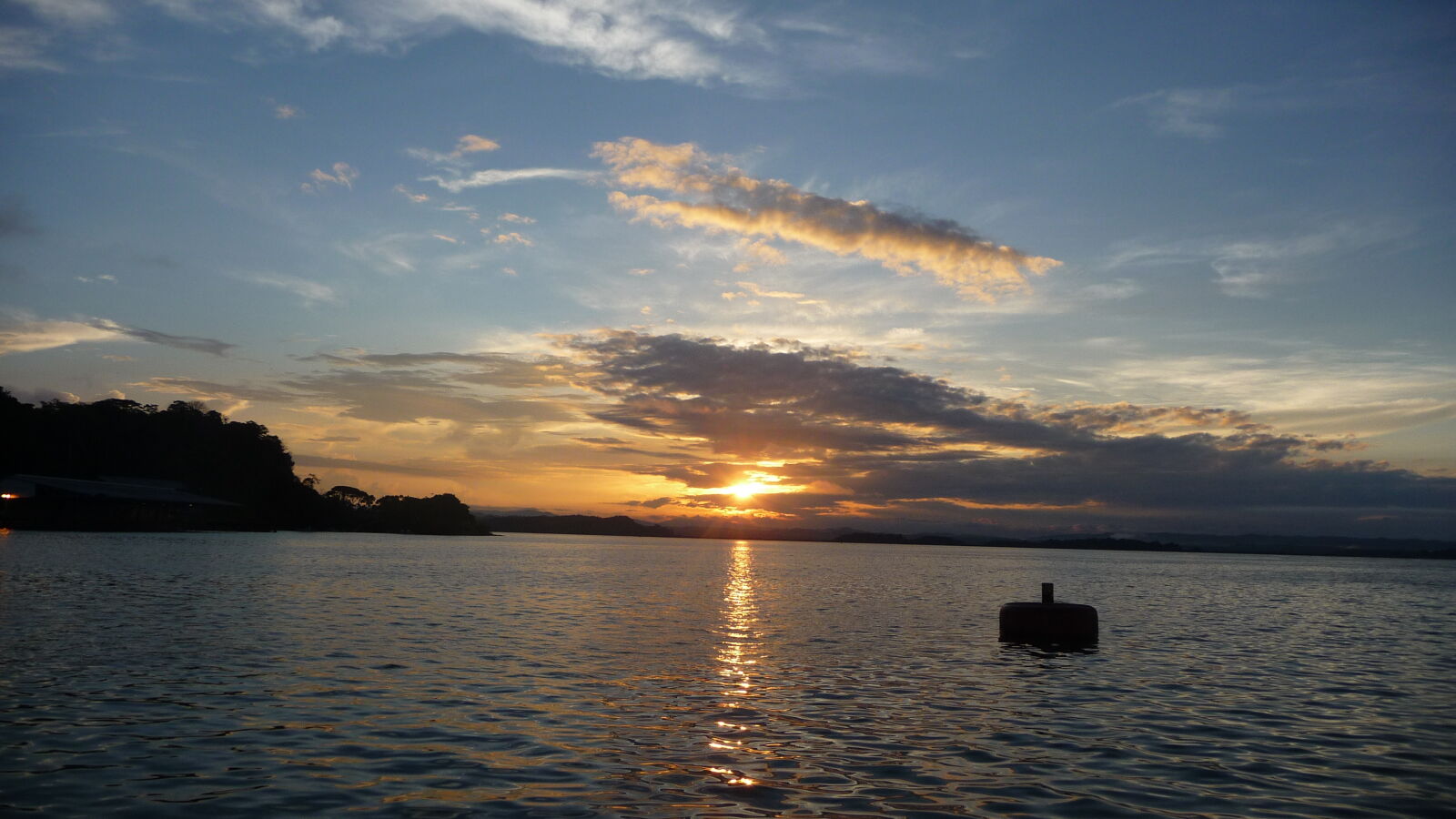 Am nächsten Morgen auf dem Gatun Lake. Im Vordergund eine Boje, an der zwei Yachten festmachen.