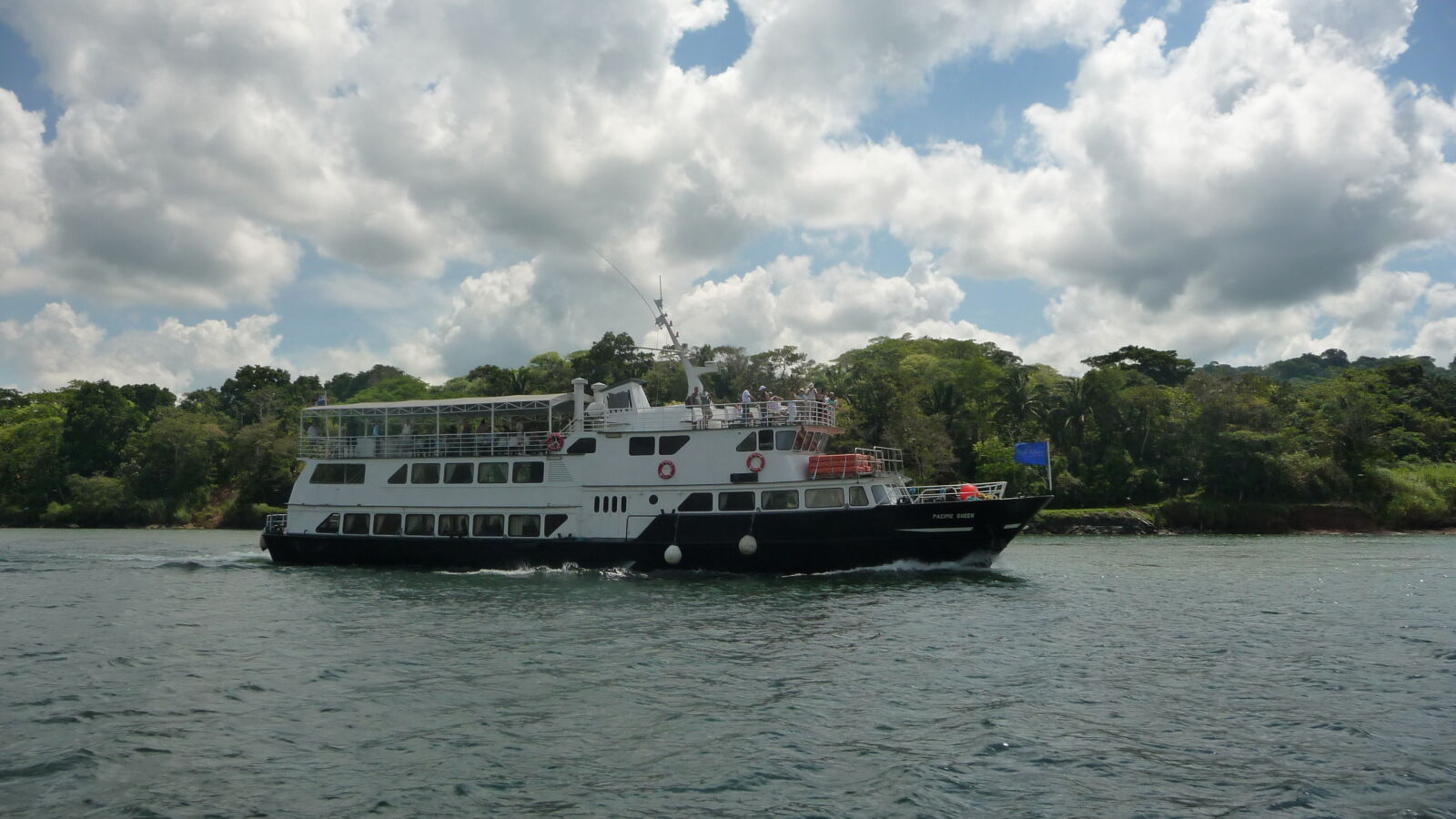 Ausflugsboot im Gaillard Cut.