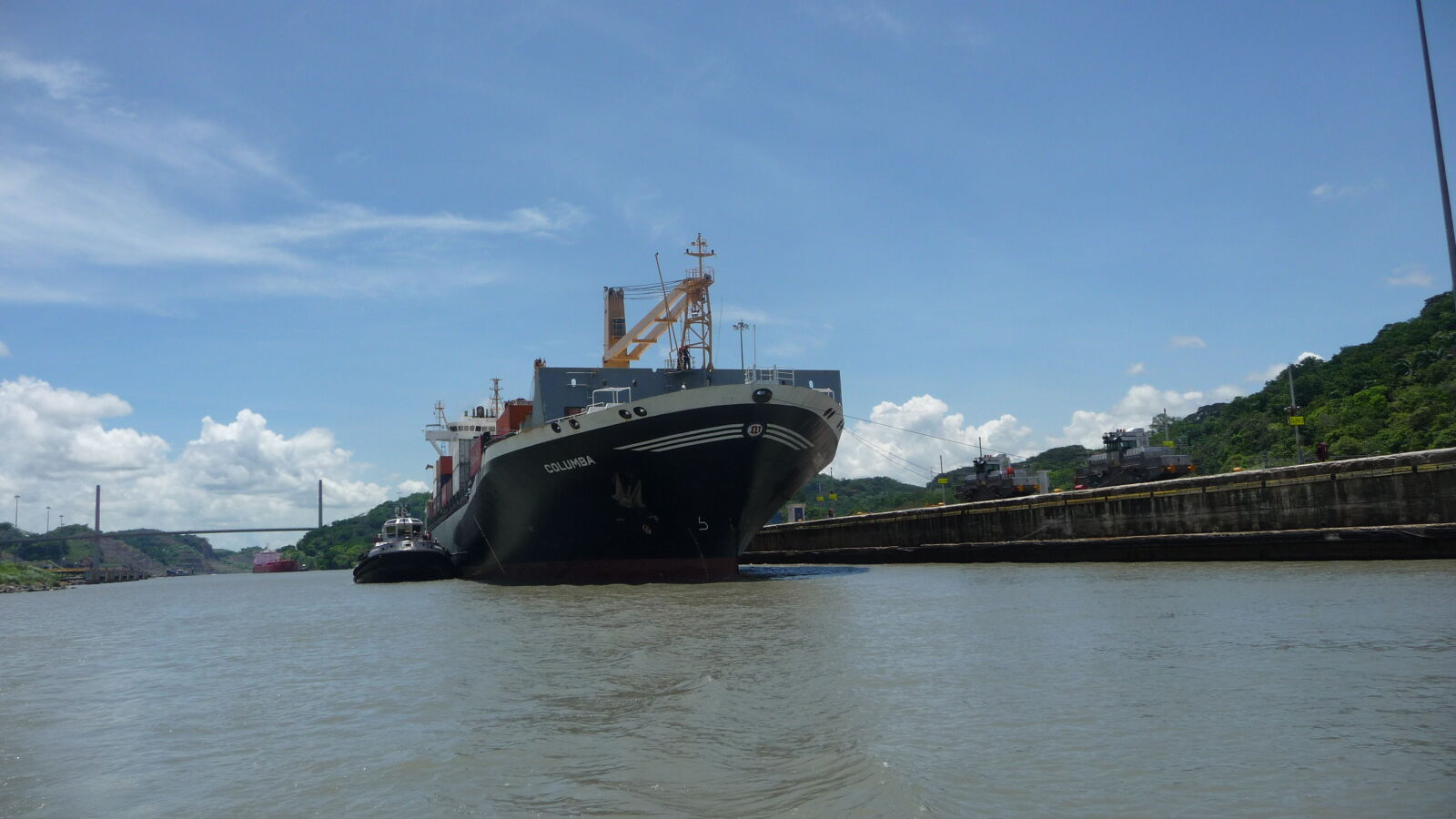 Pedro Miguel Locks. Diesmal schleusen wir vor einem Schiff.