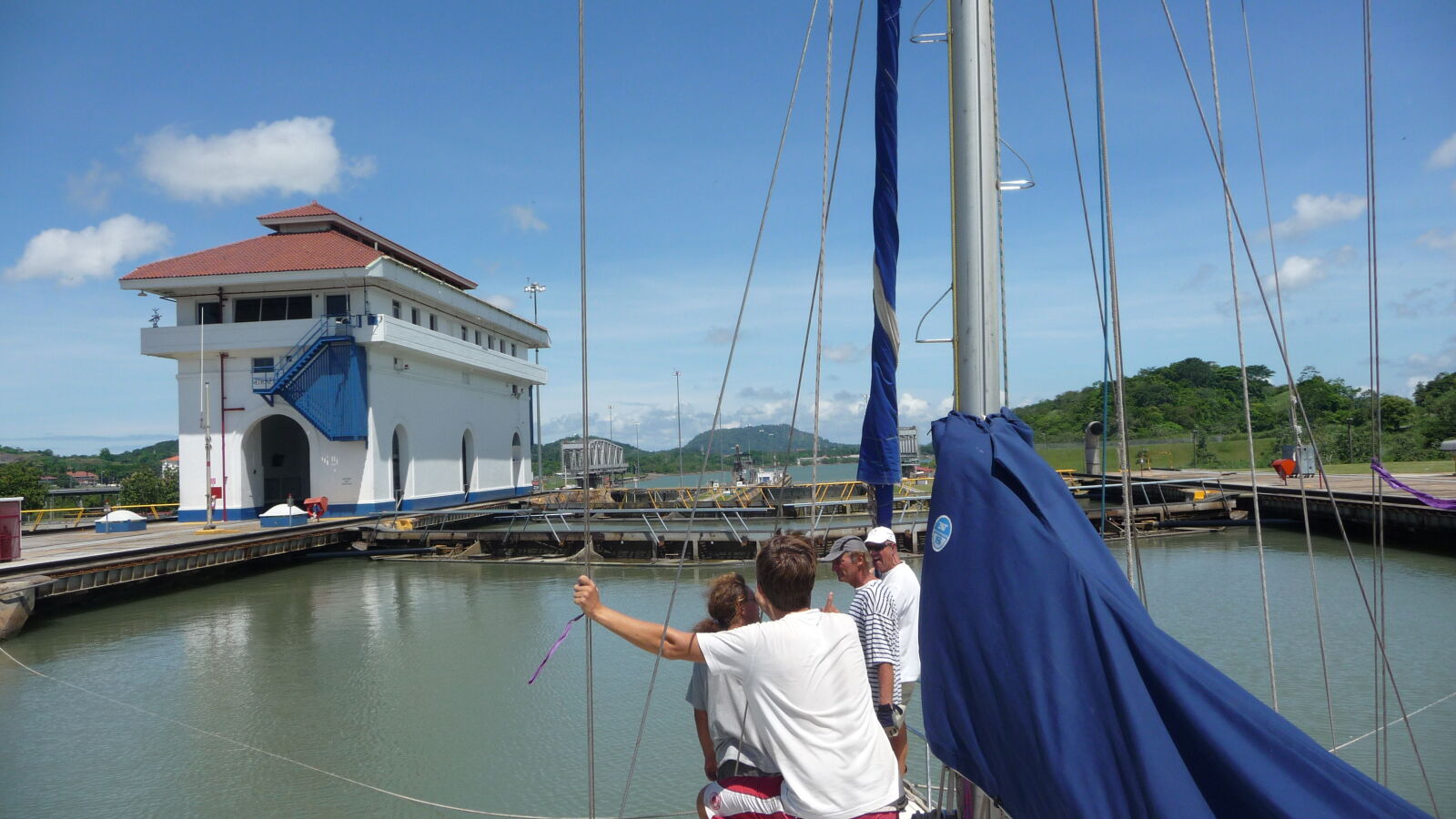 In den Miraflores Locks, vor uns der Pazifik.