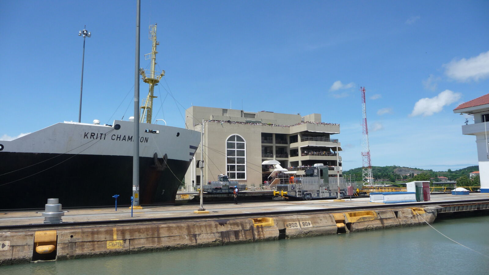 In den Miraflores Locks.