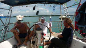 Am Ankerplatz F, "Flats" genannt, auf den Pilot wartend. v.l.n.r.: Rene (F), Freddie (CH), Giom (F) (Skipper)