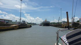 Pedro Miguel Locks. Diesmal schleusen wir vor einem Schiff.