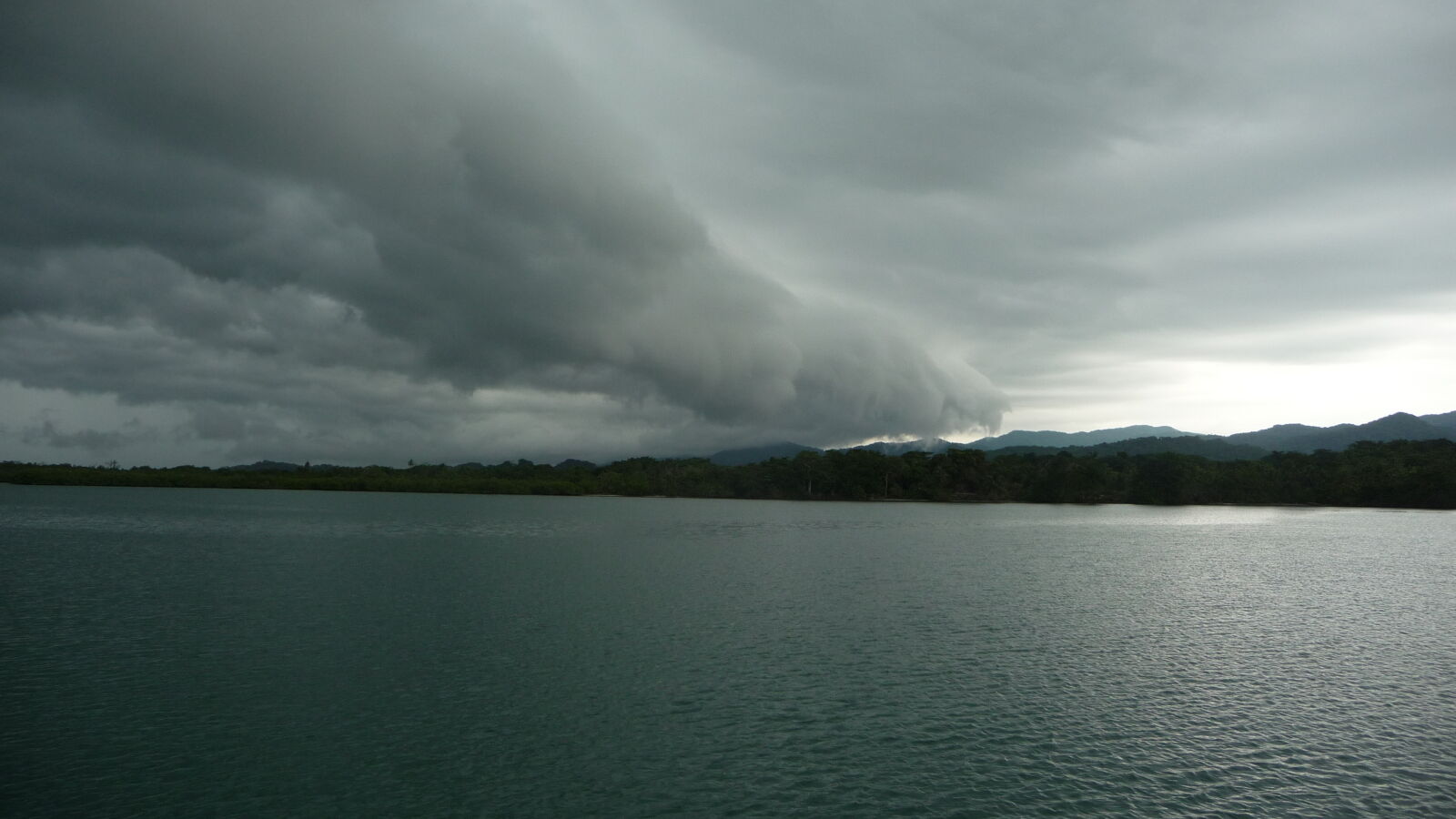 Regenzeit bei Mono Island.