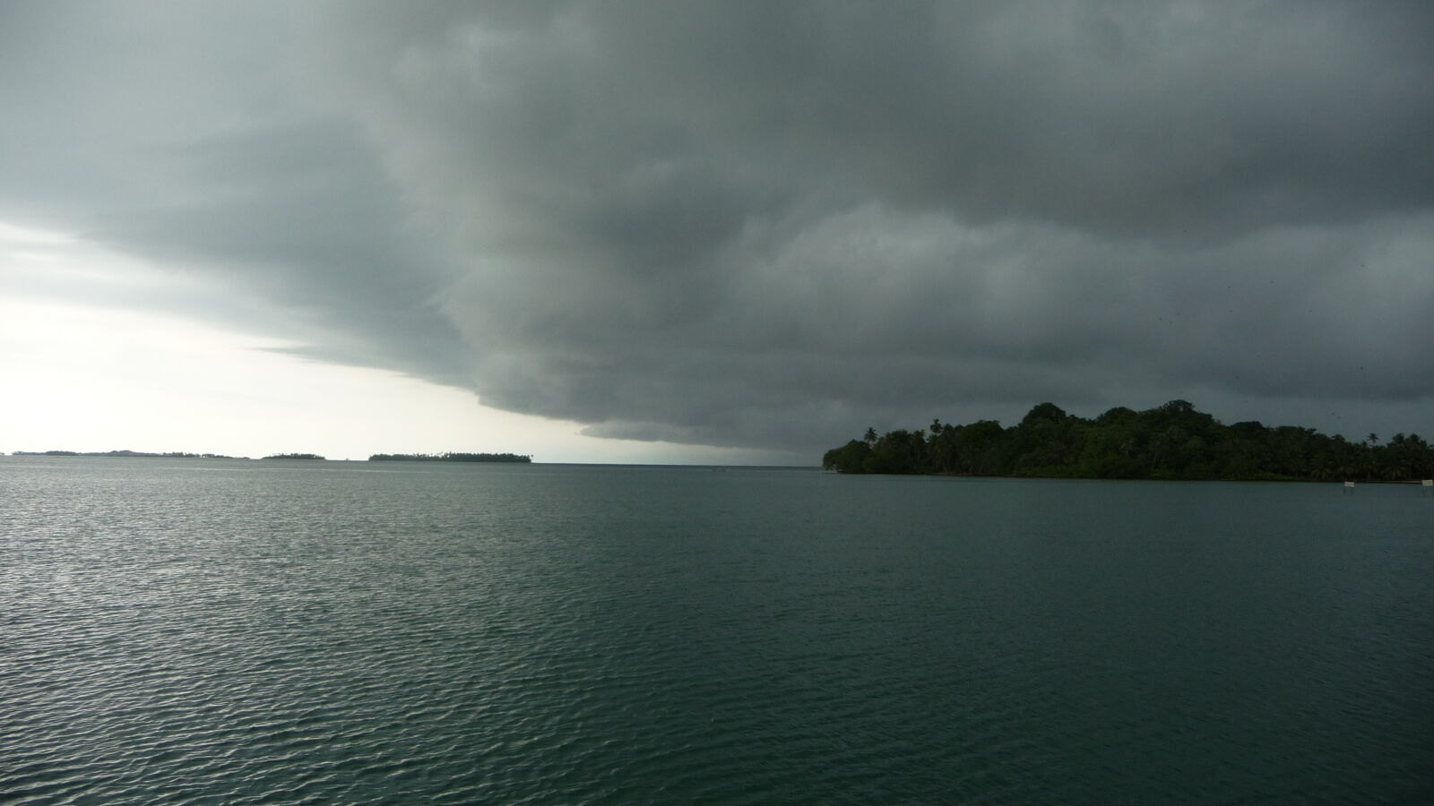 Regenzeit bei Mono Island.