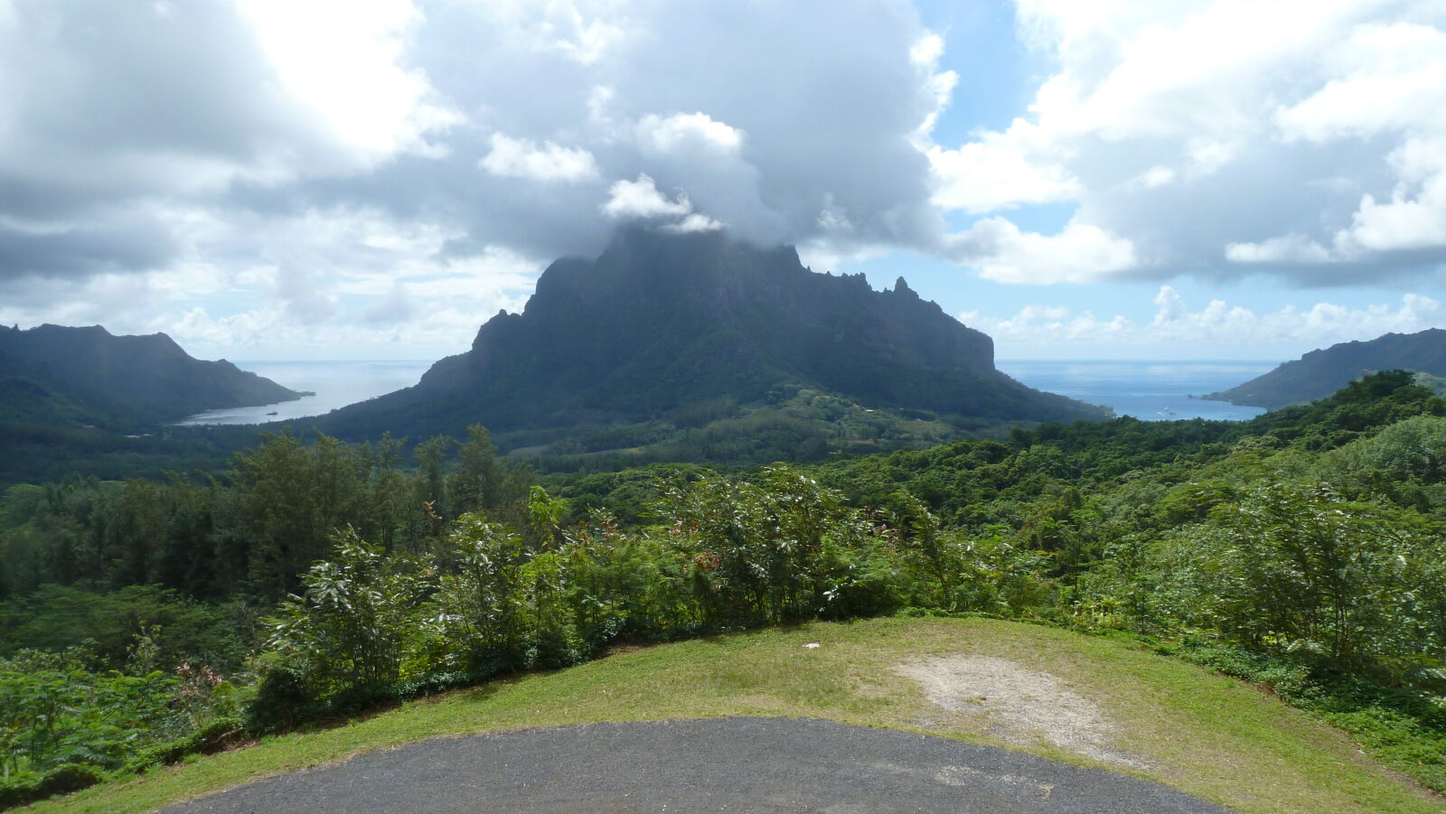 Blick vom Belvédère auf Baie d'Opunuha (links), Baie de Cook (rechts) und Sommet Rotui (Mitte).