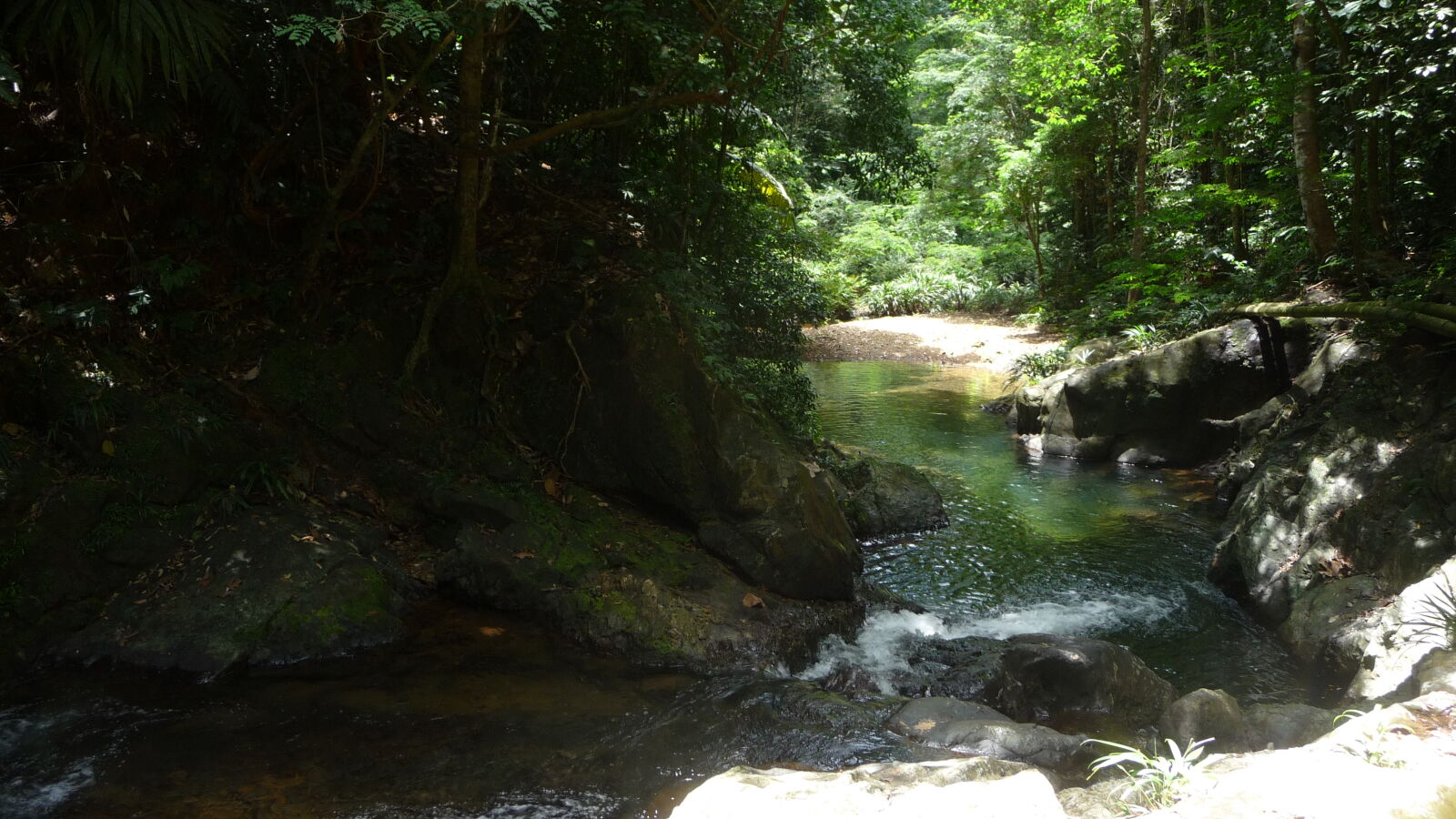 Wanderung entlang der Rio Diablo Wasserleitung.