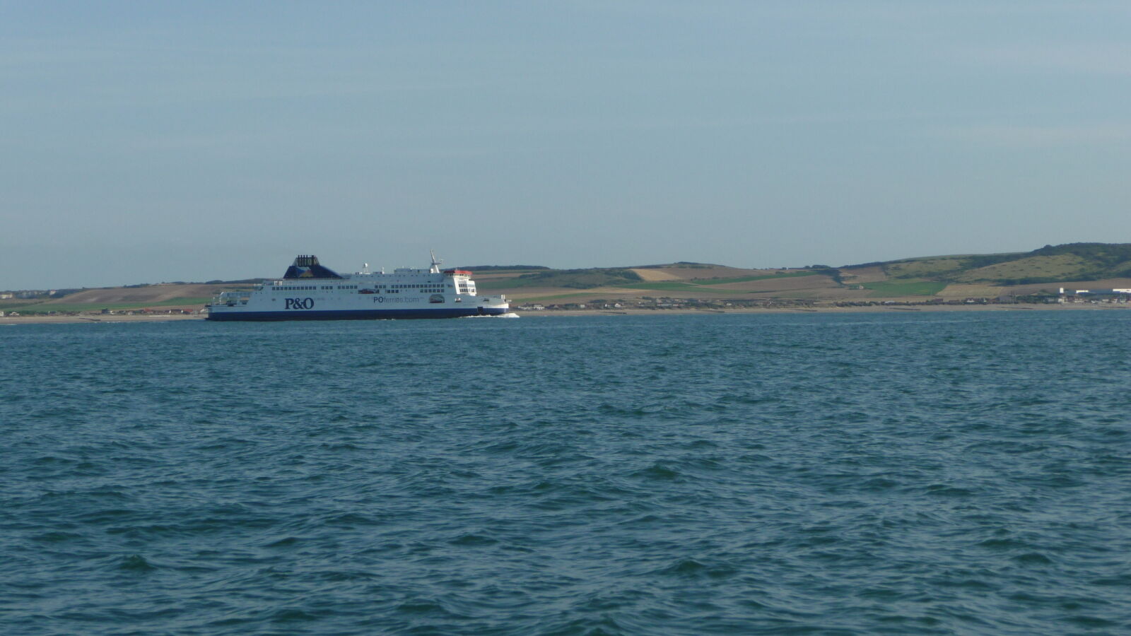 Fähre verlässt den Hafen von Calais...