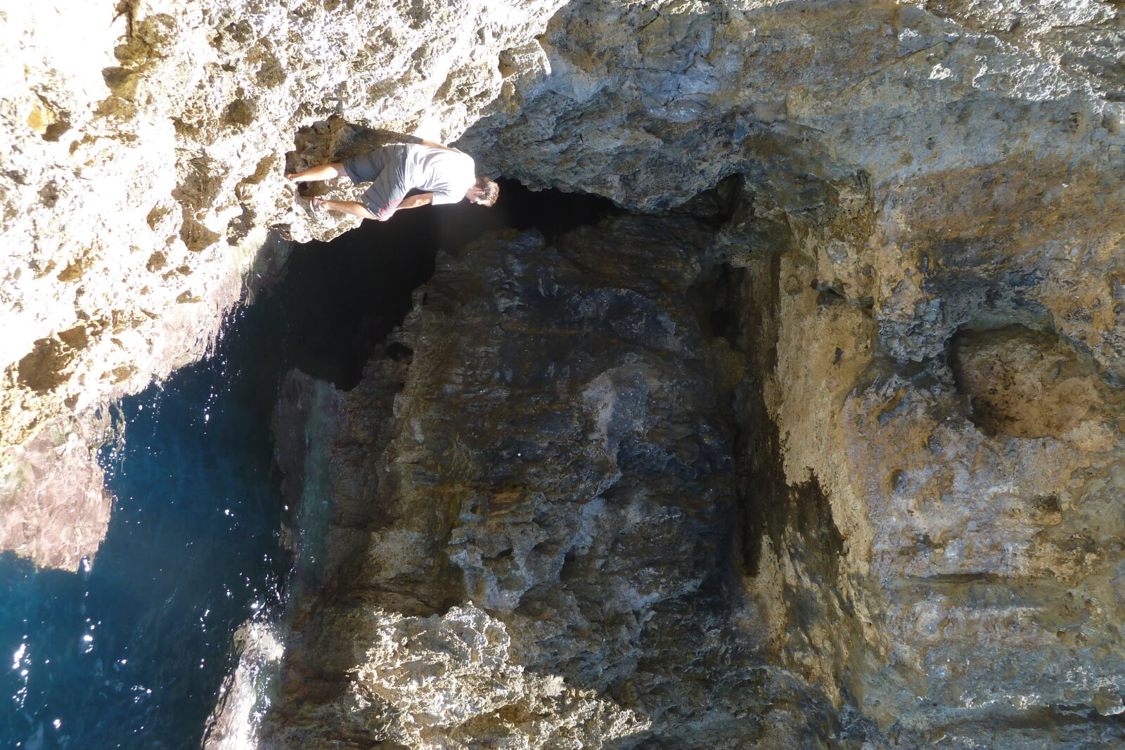 Fisiga und Limu Caves.
