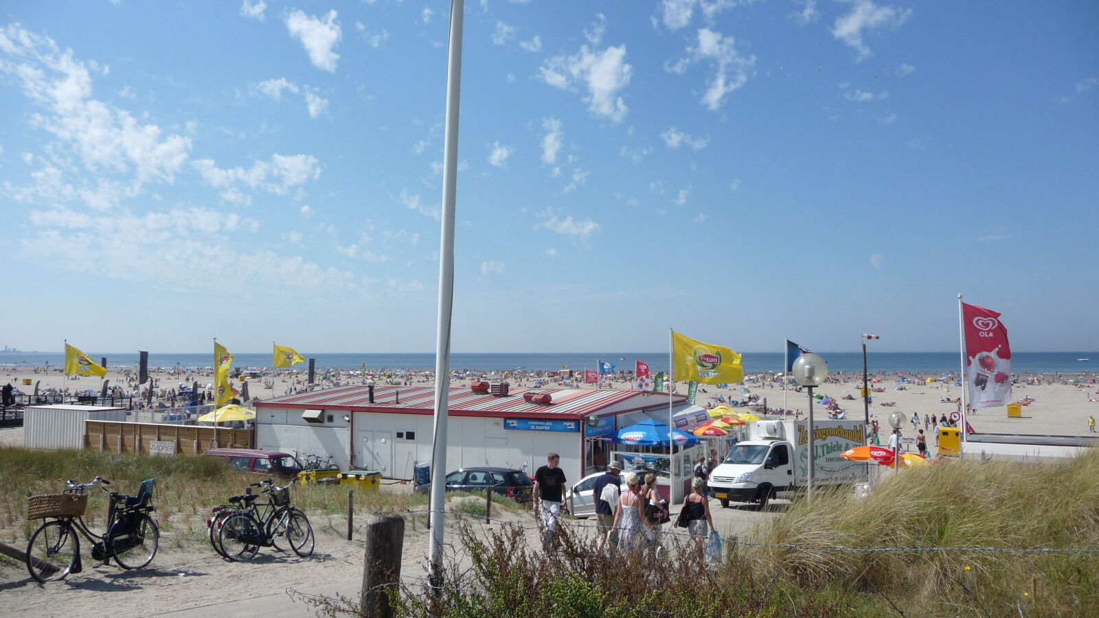 Strand von IJmuiden am Schönwettertag Hollands des Jahres 2009