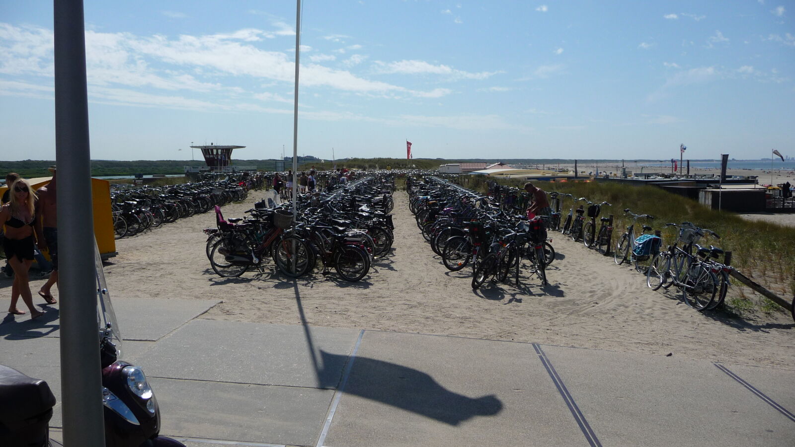 Der Parkplatz des Strands von IJmuiden am Schönwettertag Hollands des Jahres 2009