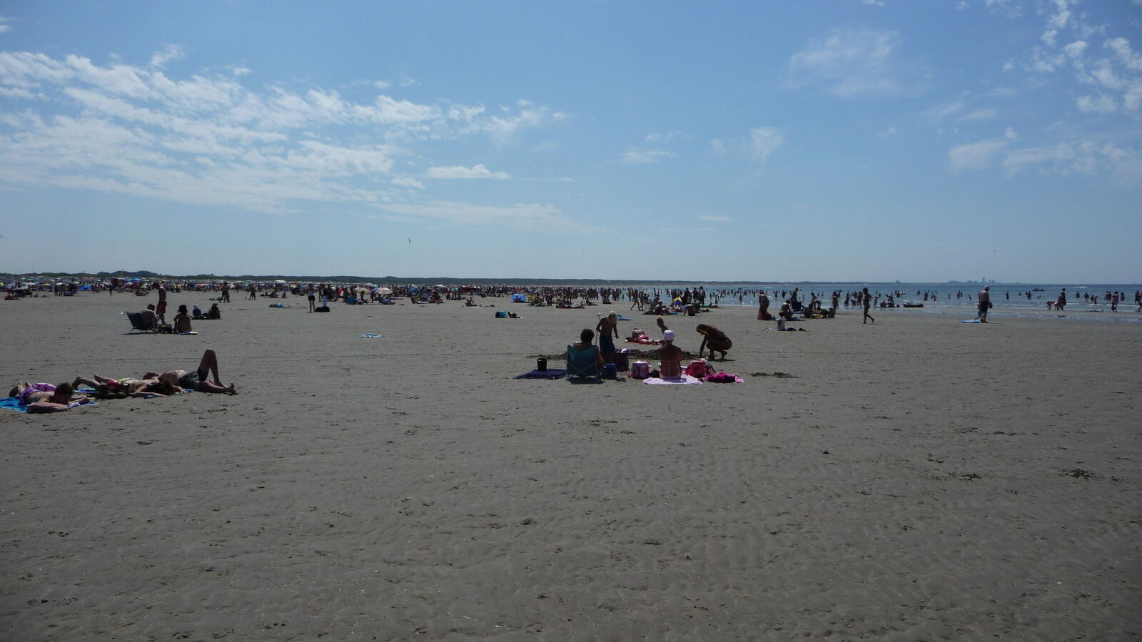 Strand von IJmuiden am Schönwettertag Hollands des Jahres 2009