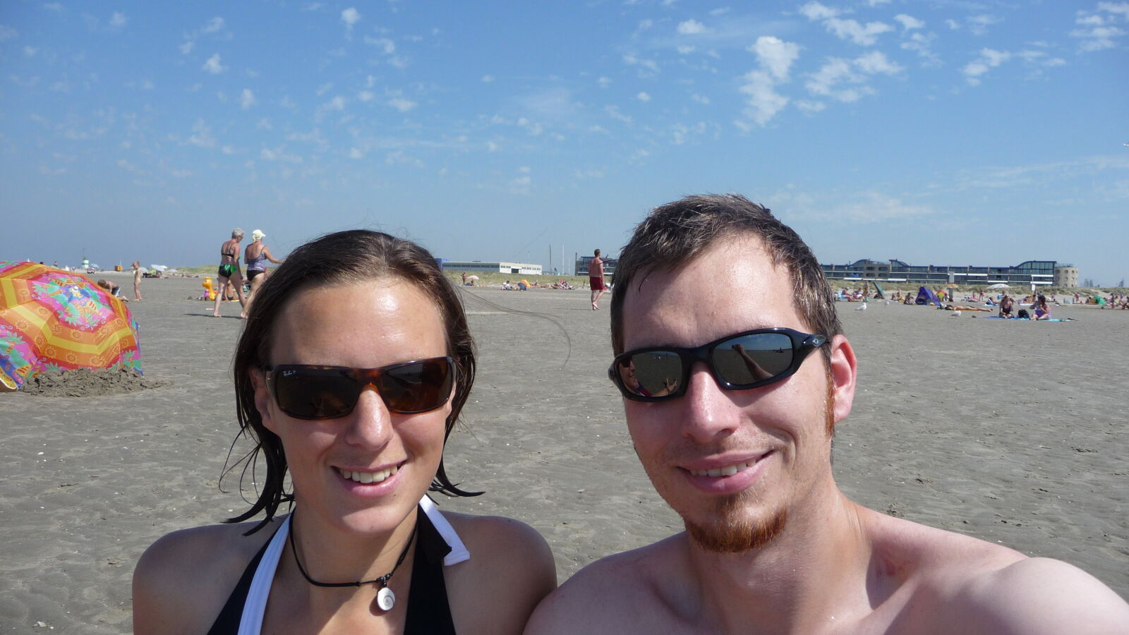 Wir am Strand von IJmuiden am Schönwettertag Hollands des Jahres 2009