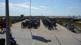 Der Parkplatz des Strands von IJmuiden am Schönwettertag Hollands des Jahres 2009