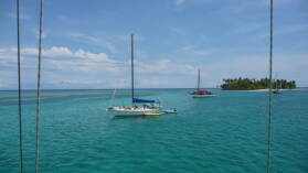 Swimming Pool Anchorage. Rechts BBQ Island.