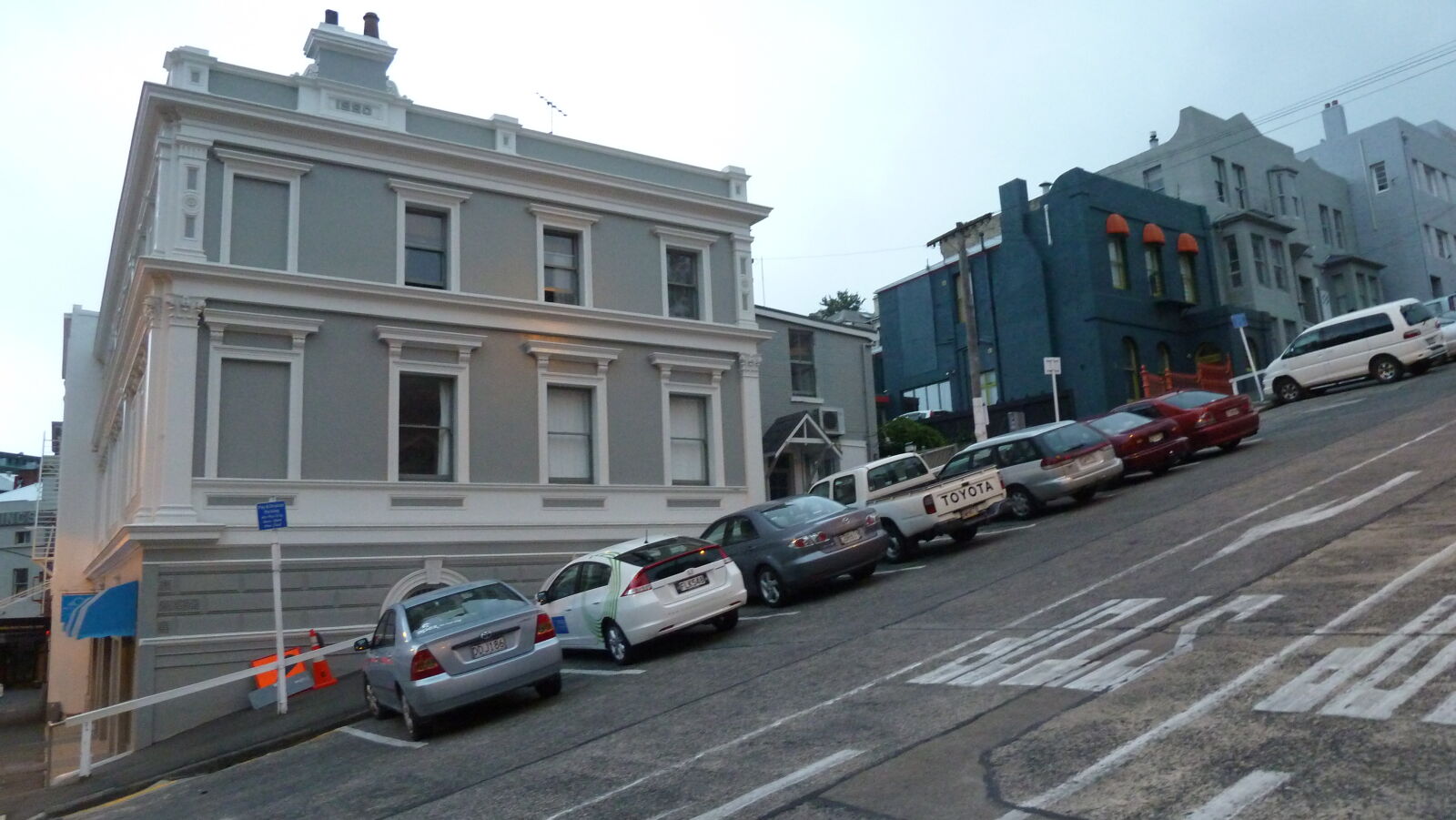 Typische Strasse in Dunedin. Aber es geht noch steiler.