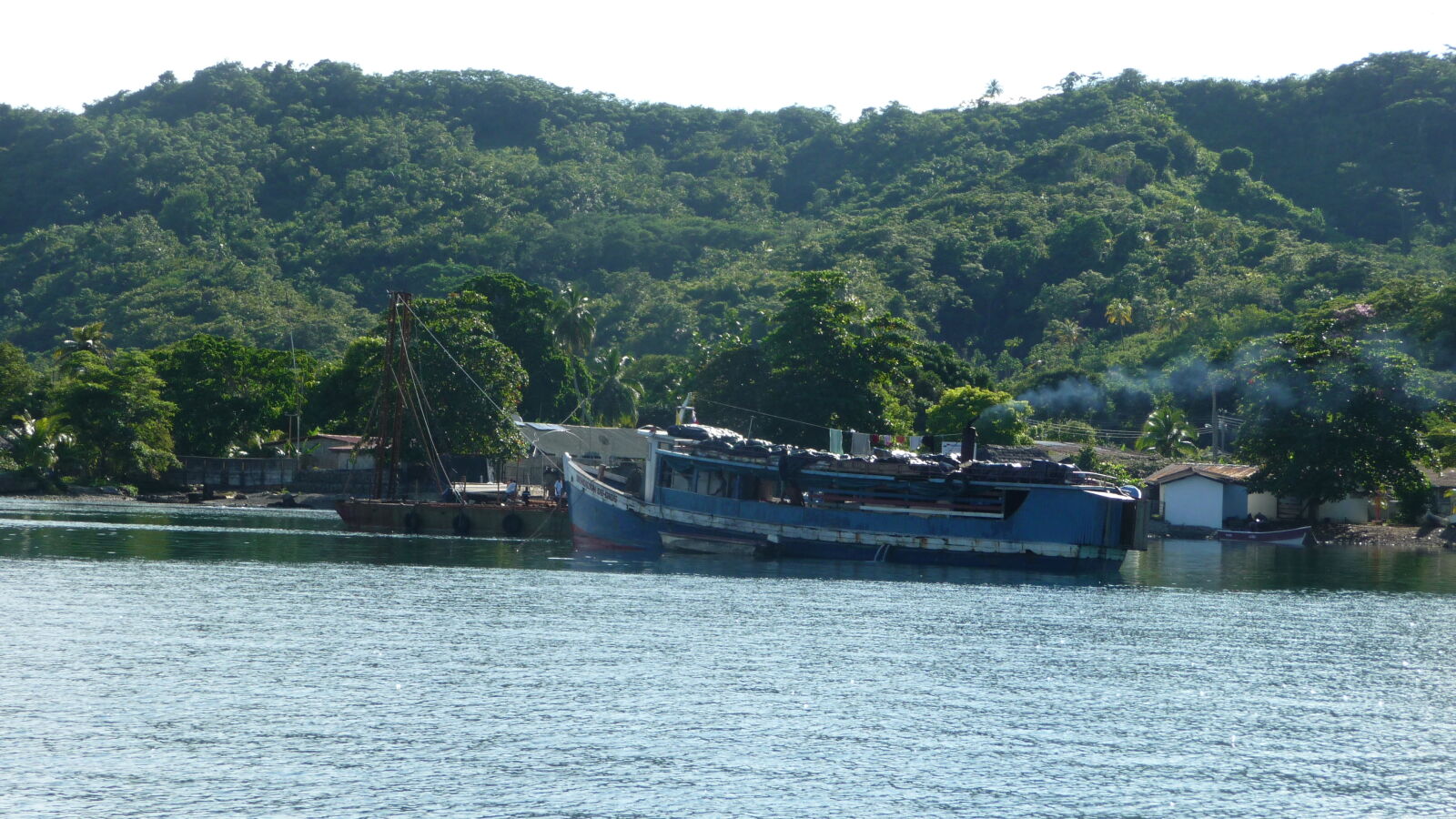 Kolumbianisches Versorgungsboot im Hafen von Obaldia.