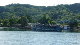 Kolumbianisches Versorgungsboot im Hafen von Obaldia.