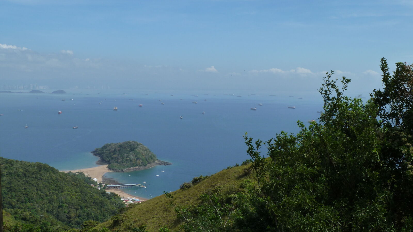 Blick von Taboga nach Panama City.