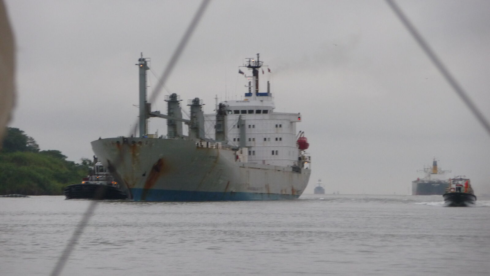 Anfahrt zu den Gatun-Schleusen.